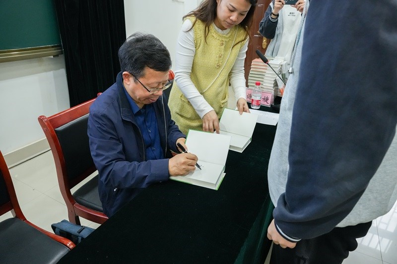 文學大家現(xiàn)場簽名.jpg